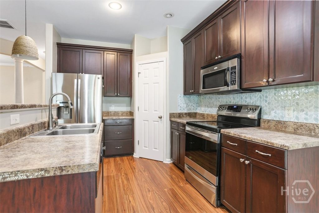 Image 8 of property listing at 160 CHAPEL Lake S, Savannah, GA 31419