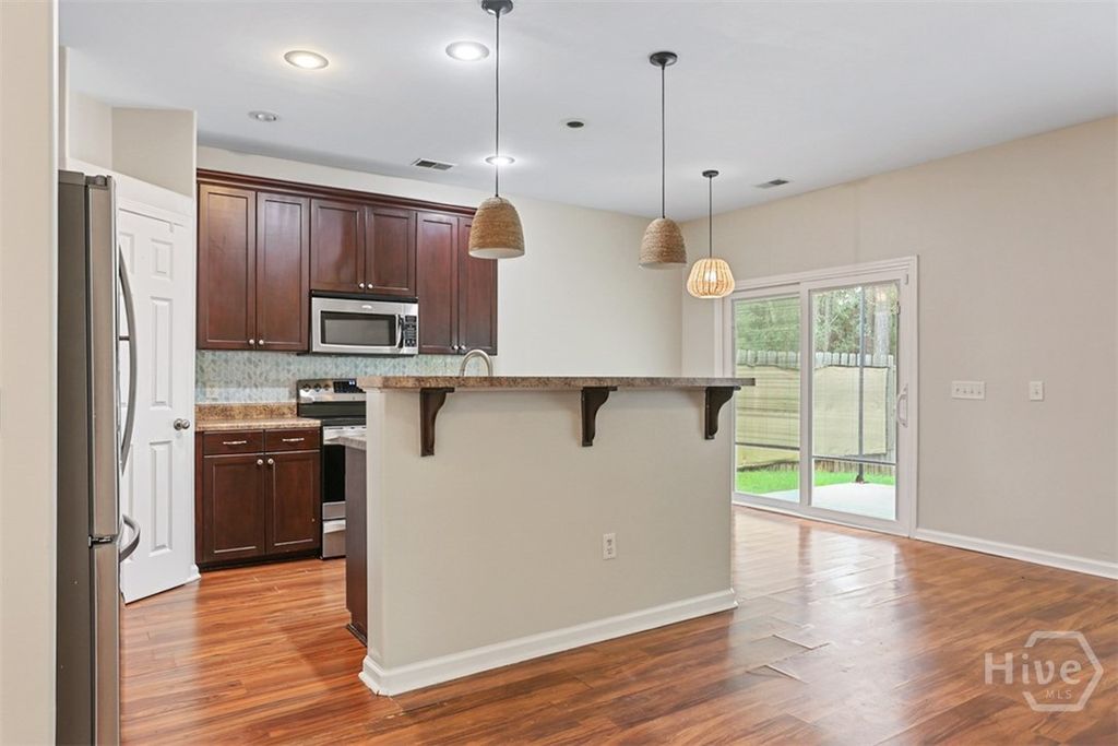 Image 9 of property listing at 160 CHAPEL Lake S, Savannah, GA 31419