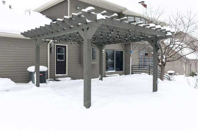 1367 Meadow Green Court SE, Caledonia, MI 49316