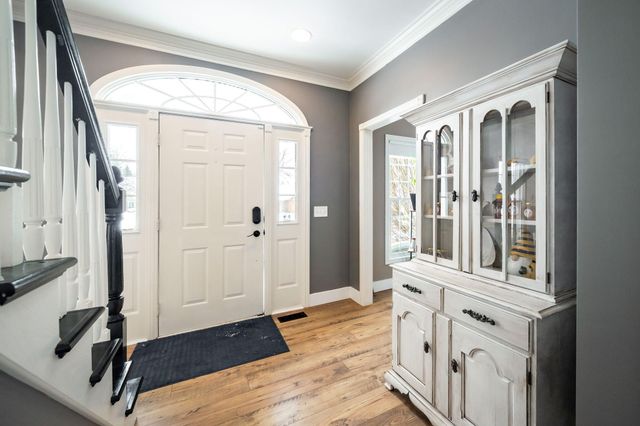 1367 Meadow Green Court SE, Caledonia, MI 49316