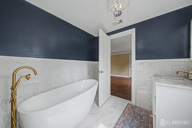 396 New Dover Road, Colonia, NJ 07067