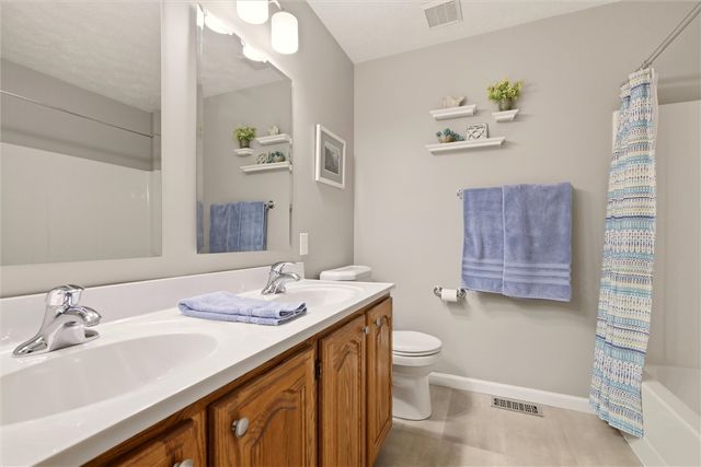 317 Glencove Dr, Allegheny Twp, PA 15068