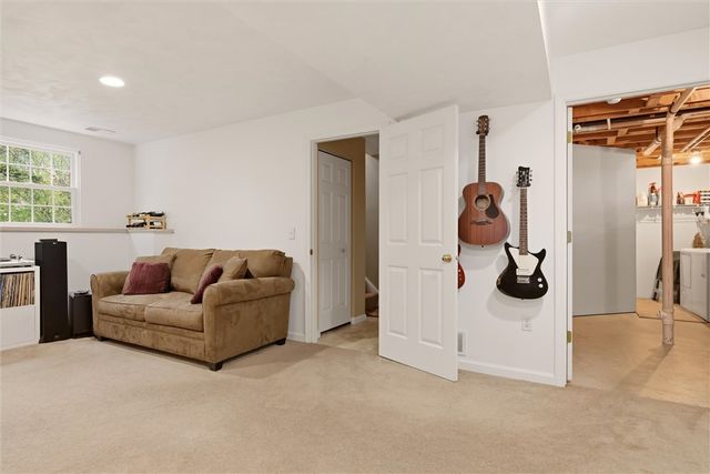 317 Glencove Dr, Allegheny Twp, PA 15068