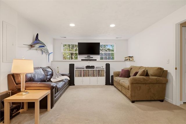 317 Glencove Dr, Allegheny Twp, PA 15068