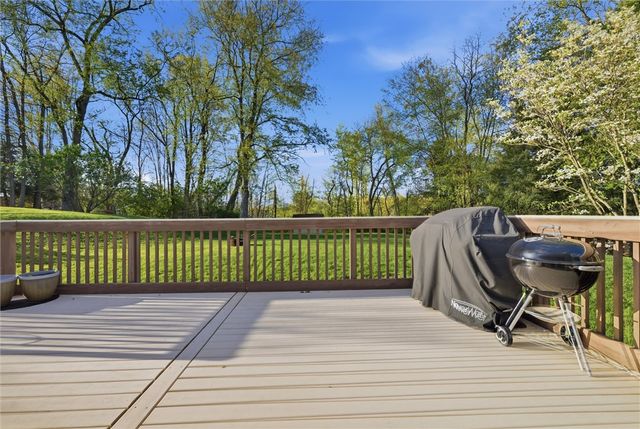 317 Glencove Dr, Allegheny Twp, PA 15068