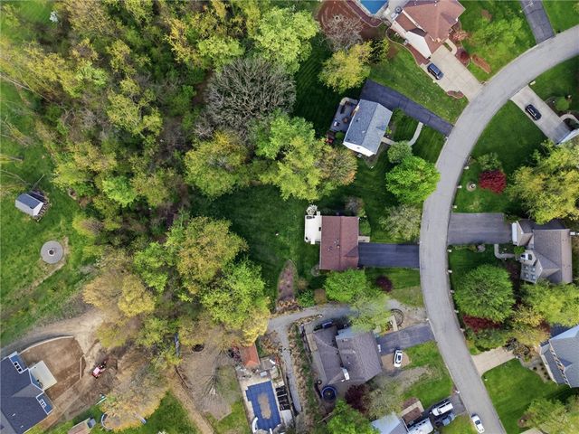 317 Glencove Dr, Allegheny Twp, PA 15068