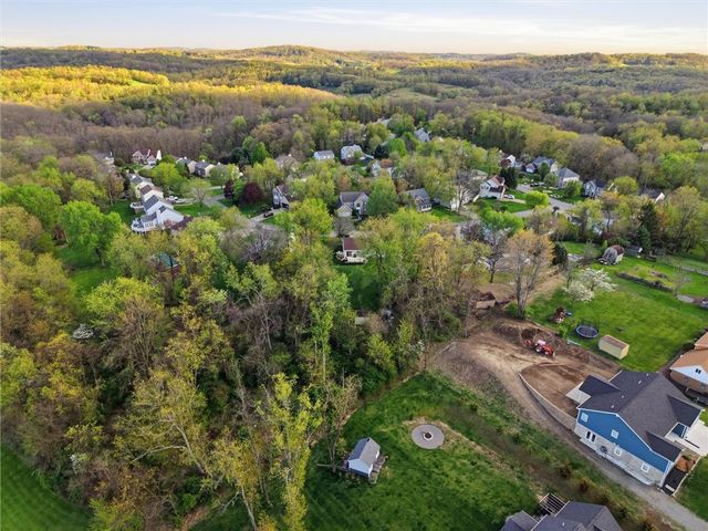 317 Glencove Dr, Allegheny Twp, PA 15068