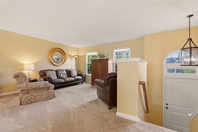 317 Glencove Dr, Allegheny Twp, PA 15068