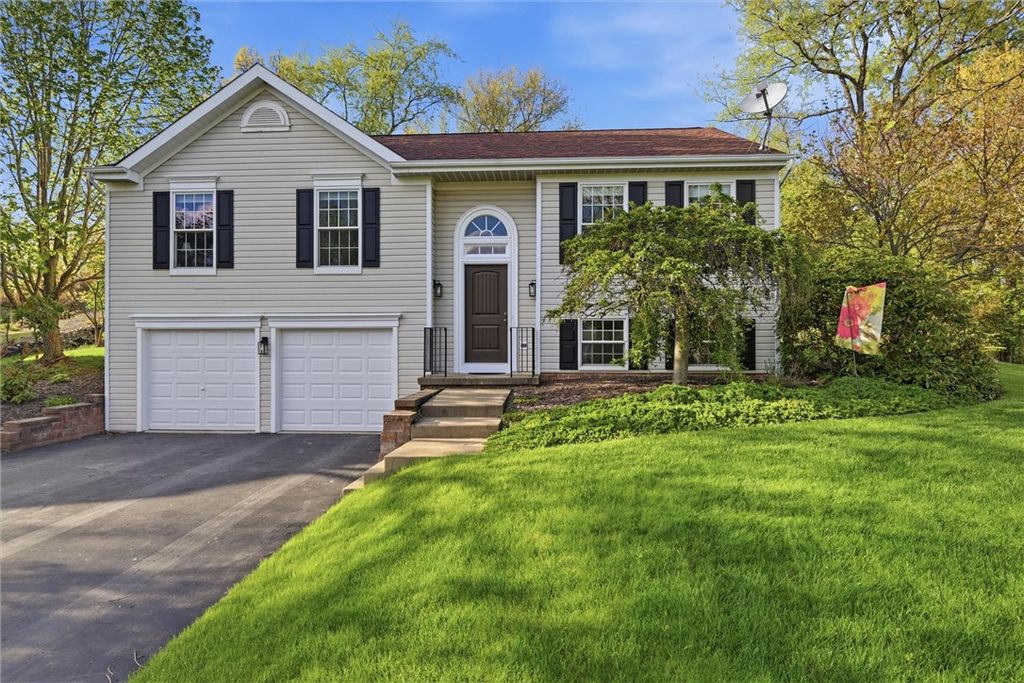 317 Glencove Dr, Allegheny Twp, PA 15068