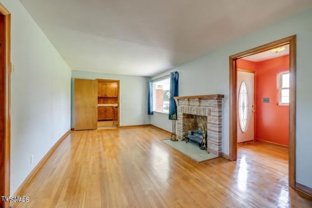 124 Tall Oak Circle, Johnson City, TN 37601