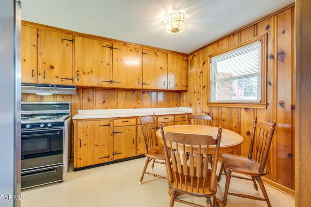 124 Tall Oak Circle, Johnson City, TN 37601
