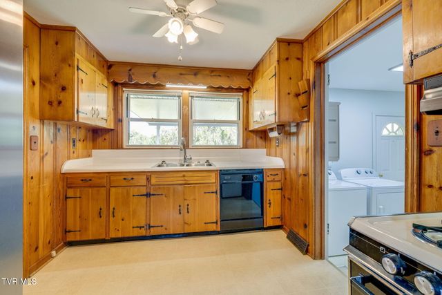 124 Tall Oak Circle, Johnson City, TN 37601
