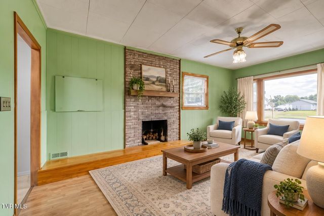 124 Tall Oak Circle, Johnson City, TN 37601