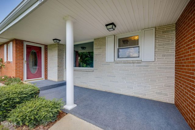 124 Tall Oak Circle, Johnson City, TN 37601