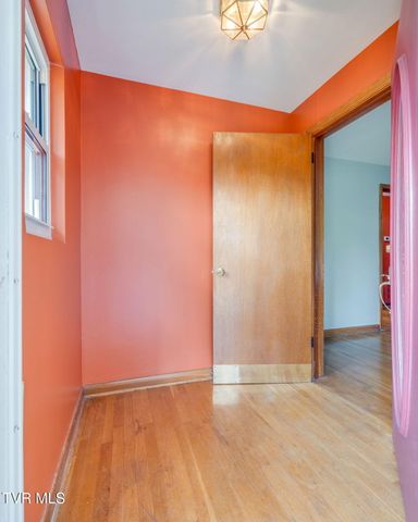 124 Tall Oak Circle, Johnson City, TN 37601