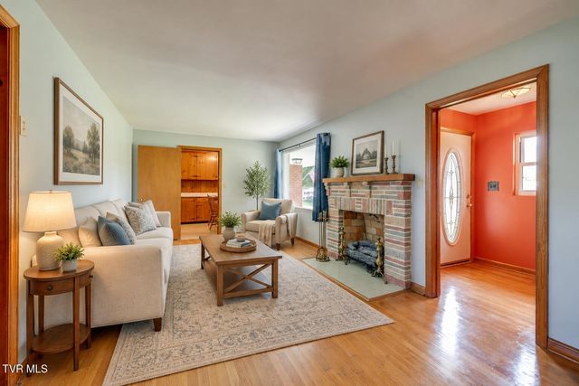 124 Tall Oak Circle, Johnson City, TN 37601
