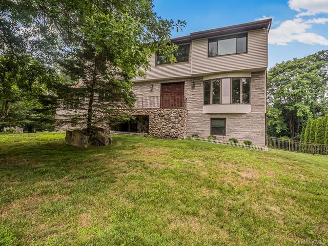 8 Fairgreen Court, Cortlandt Manor, NY 10567