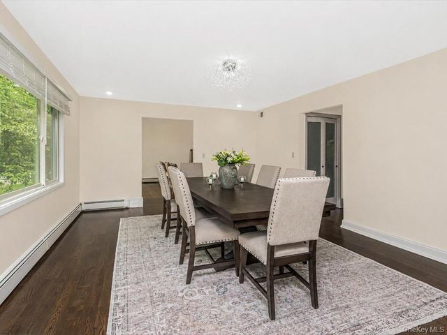 8 Fairgreen Court, Cortlandt Manor, NY 10567