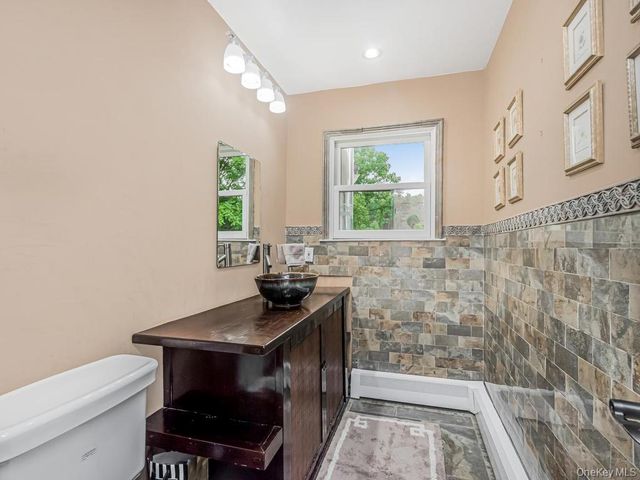 8 Fairgreen Court, Cortlandt Manor, NY 10567