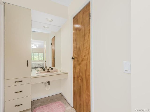8 Fairgreen Court, Cortlandt Manor, NY 10567