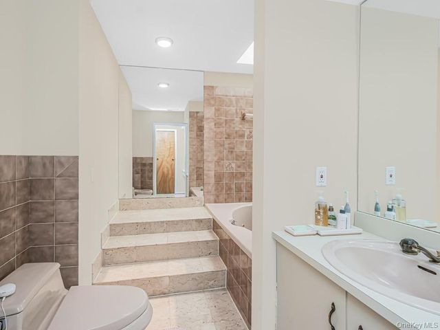 8 Fairgreen Court, Cortlandt Manor, NY 10567