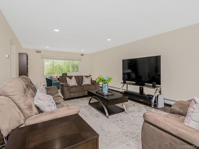 8 Fairgreen Court, Cortlandt Manor, NY 10567
