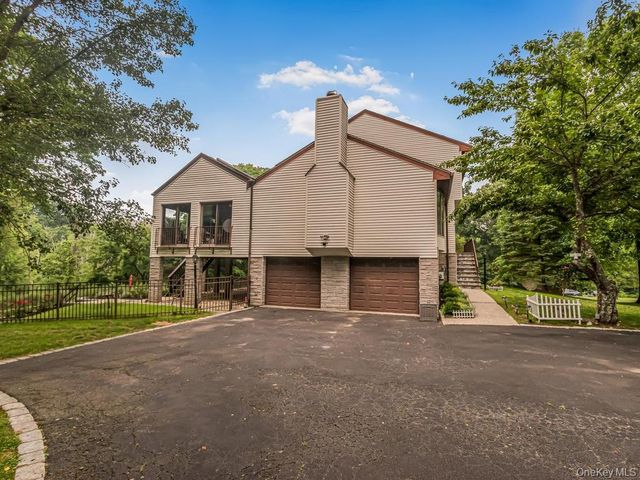 8 Fairgreen Court, Cortlandt Manor, NY 10567