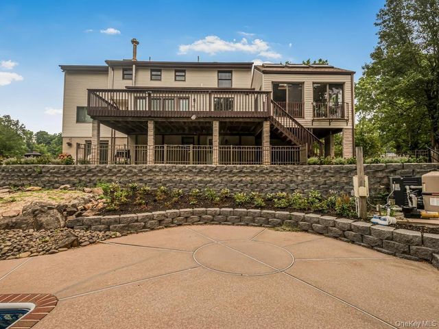 8 Fairgreen Court, Cortlandt Manor, NY 10567