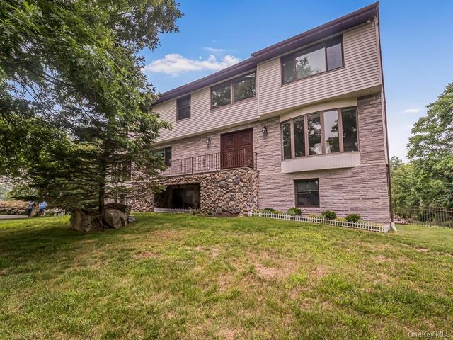 8 Fairgreen Court, Cortlandt Manor, NY 10567