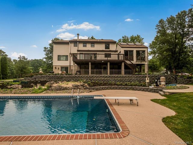 8 Fairgreen Court, Cortlandt Manor, NY 10567