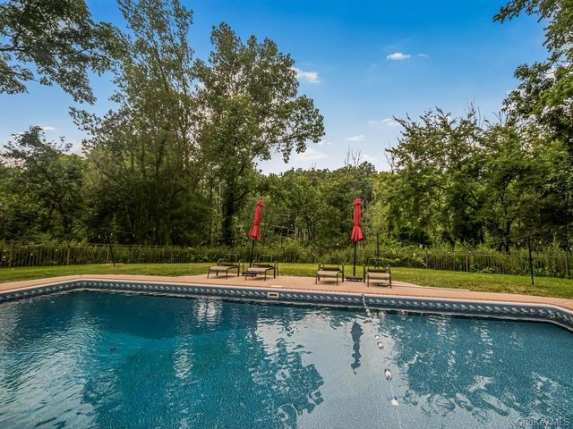 8 Fairgreen Court, Cortlandt Manor, NY 10567