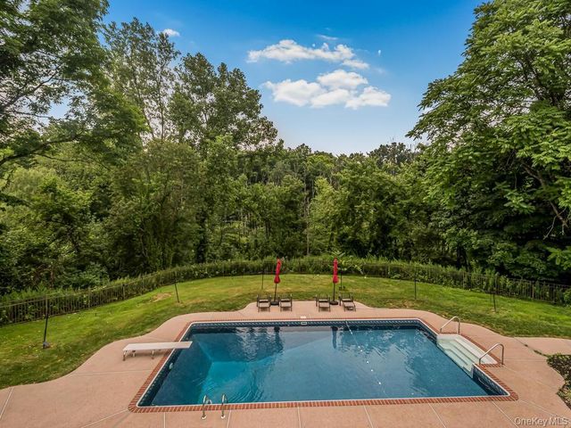 8 Fairgreen Court, Cortlandt Manor, NY 10567