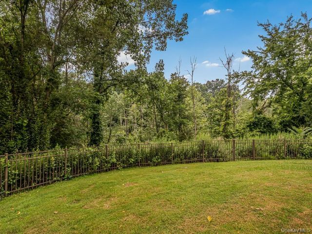8 Fairgreen Court, Cortlandt Manor, NY 10567