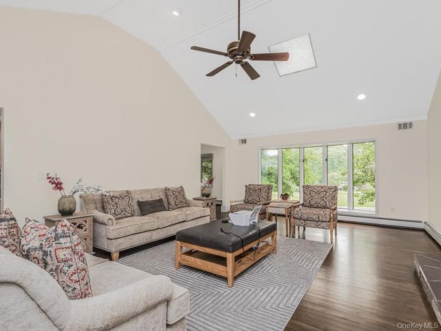 8 Fairgreen Court, Cortlandt Manor, NY 10567