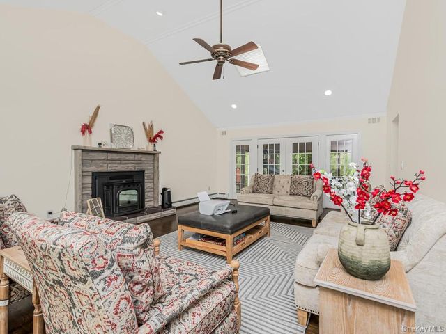 8 Fairgreen Court, Cortlandt Manor, NY 10567