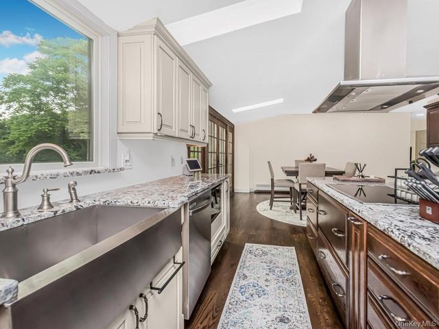8 Fairgreen Court, Cortlandt Manor, NY 10567