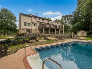8 Fairgreen Court, Cortlandt Manor, NY 10567