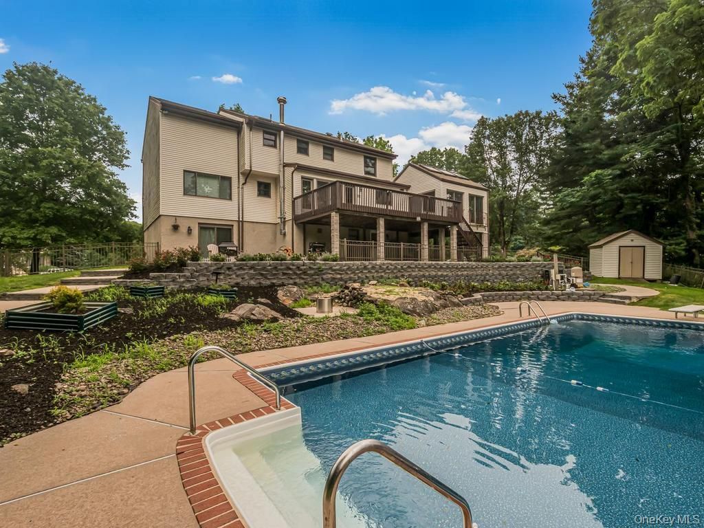 8 Fairgreen Court, Cortlandt Manor, NY 10567