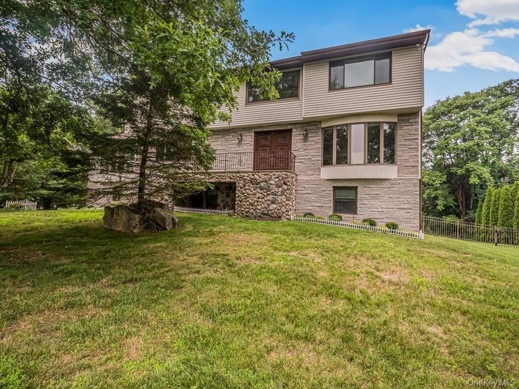 8 Fairgreen Court, Cortlandt Manor, NY 10567 — photo 2