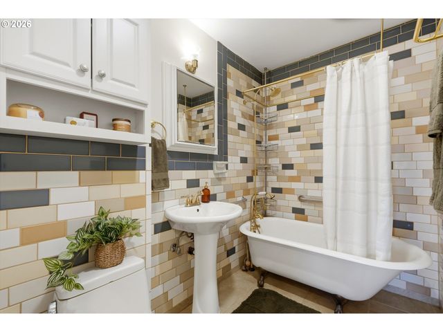 244 Ne BUFFALO St, Portland, OR 97211