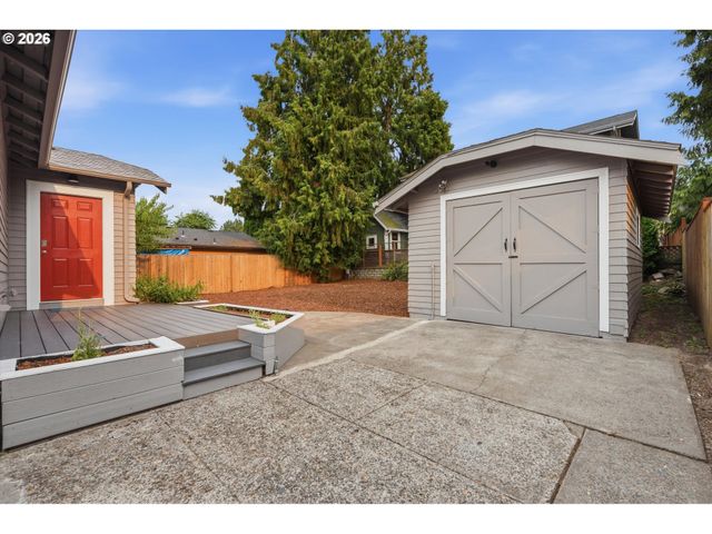 244 Ne BUFFALO St, Portland, OR 97211