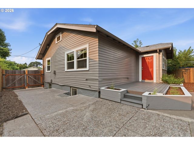 244 Ne BUFFALO St, Portland, OR 97211