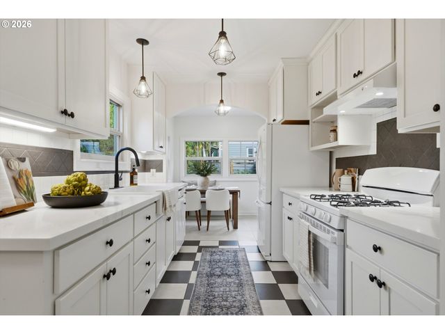 244 Ne BUFFALO St, Portland, OR 97211