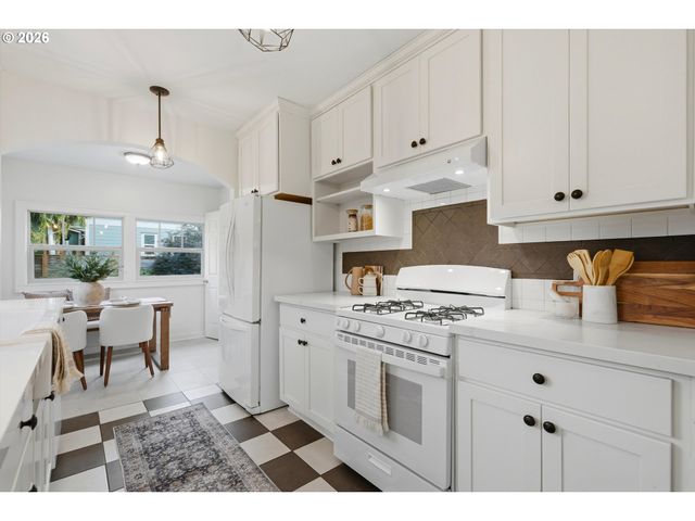 244 Ne BUFFALO St, Portland, OR 97211