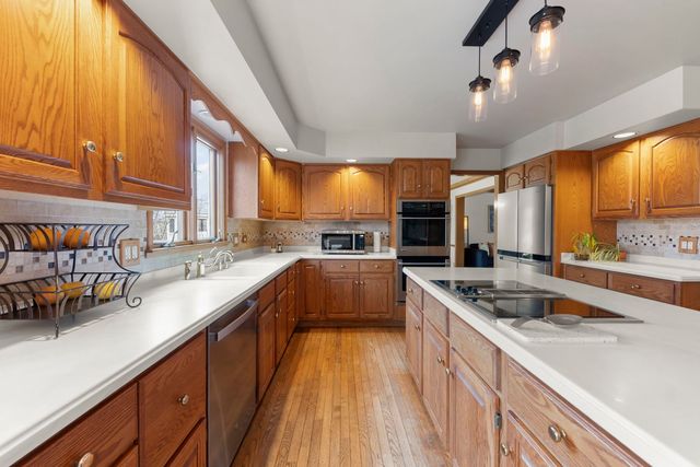 381 Prairie Knoll Drive, Naperville, IL 60565