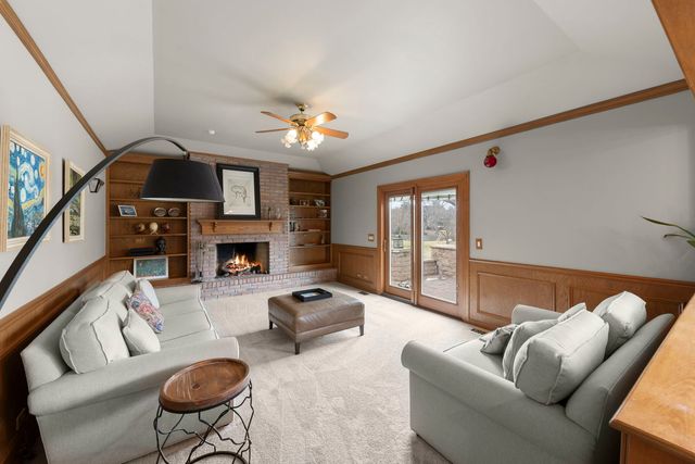 381 Prairie Knoll Drive, Naperville, IL 60565