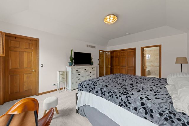 381 Prairie Knoll Drive, Naperville, IL 60565