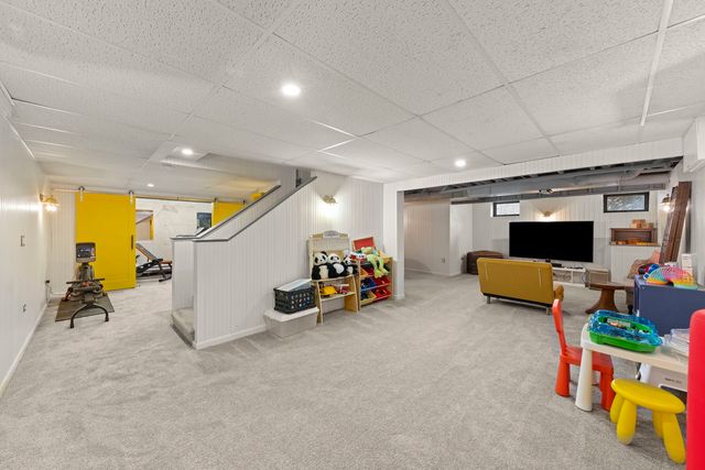 381 Prairie Knoll Drive, Naperville, IL 60565