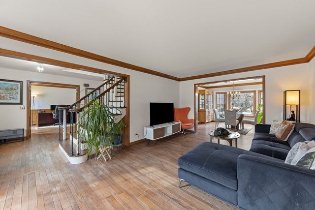 381 Prairie Knoll Drive, Naperville, IL 60565