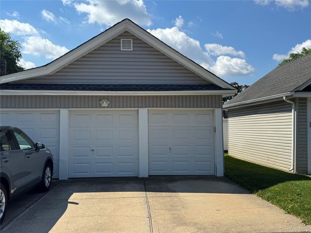 37 Ingraham Lane, New Hyde Park, NY 11040